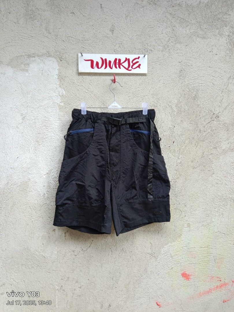 OAKLEY FGL PE FACTOR 1.0 SHORTS (Category: Shorts) located in Buenavista. Submitted by lairdmixitems (Listing ID 1381137565, Image 1). Description: OAKLEY FGL PE FACTOR 1.0 SHORTS MEDIUM W30-32 L19 LIKE NEW CONDITION NO ISSUE.