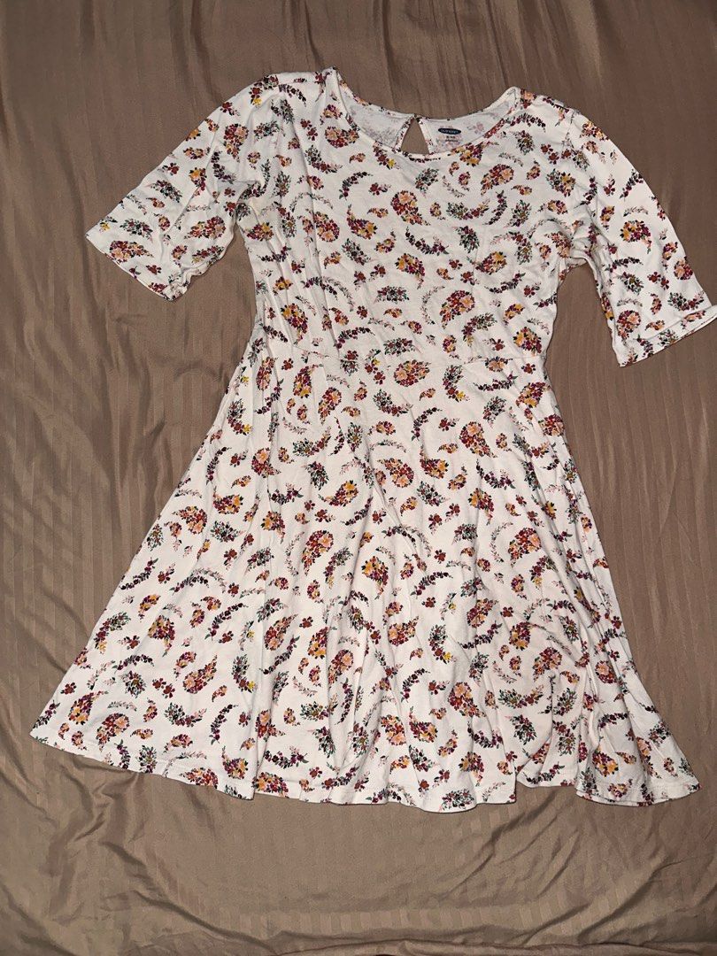 Old Navy Floral Dress (Category: Dresses) located in Manila. Submitted by declutter365days (Listing ID 1381197216, Image 1). Description: Old Navy Floral Dress Can fit up to Medium Length is up to knees Bought from US No damage.