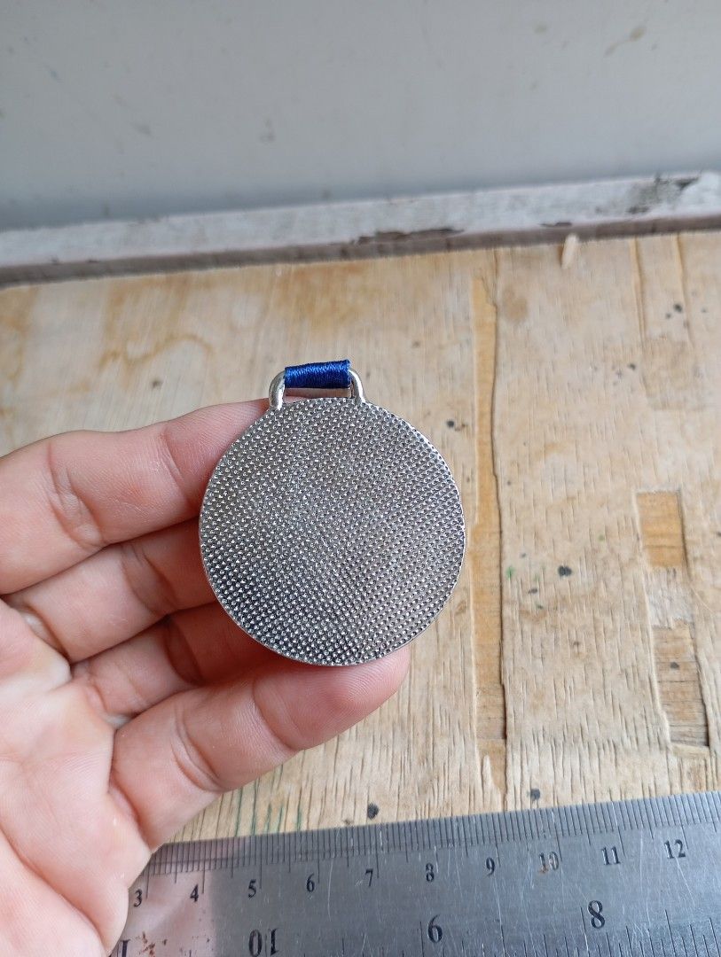 Pajangan medali Carrefour (Kategori: Pajangan Antik) berada di Jakarta Selatan. Dikirim oleh ompandicollection (ID iklan 1381215841, Gambar 2). Deskripsi: kondisi sesuai foto, medali Carrefour barang preloved.