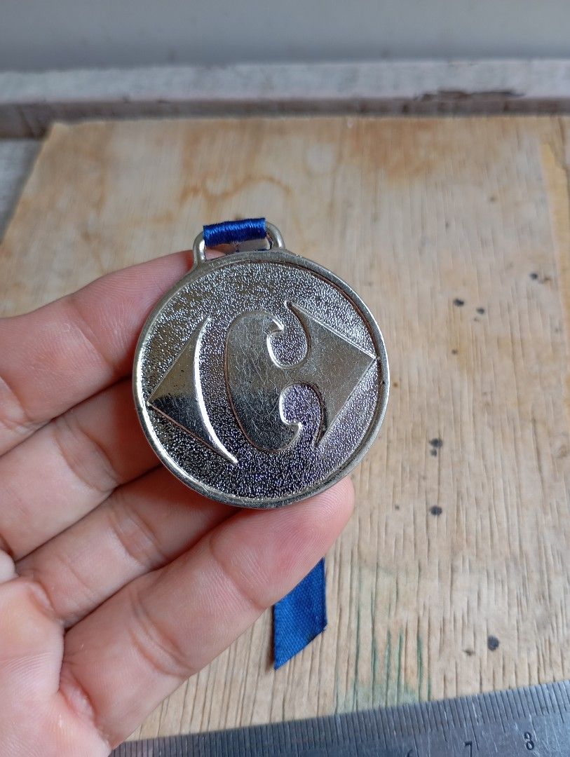 Pajangan medali Carrefour (Kategori: Pajangan Antik) berada di Jakarta Selatan. Dikirim oleh ompandicollection (ID iklan 1381215841, Gambar 1). Deskripsi: kondisi sesuai foto, medali Carrefour barang preloved.