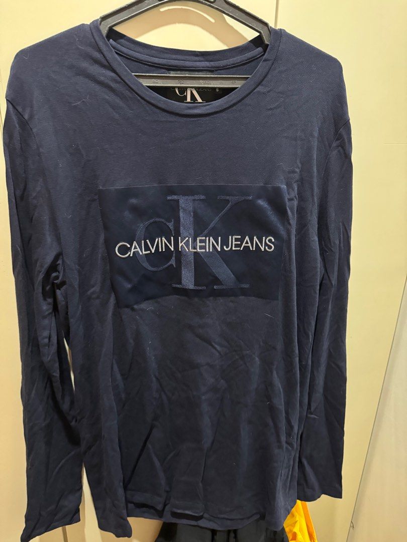 RUSH SALE Ck Sweater (Category: Coats, Jackets and Outerwear) located in Las Pinas. Submitted by read_bio_please (Listing ID 1381122404, Image 1). Description: Original price was 3k +, Used once! Just stored. GUARANTEED ORIGINAL.