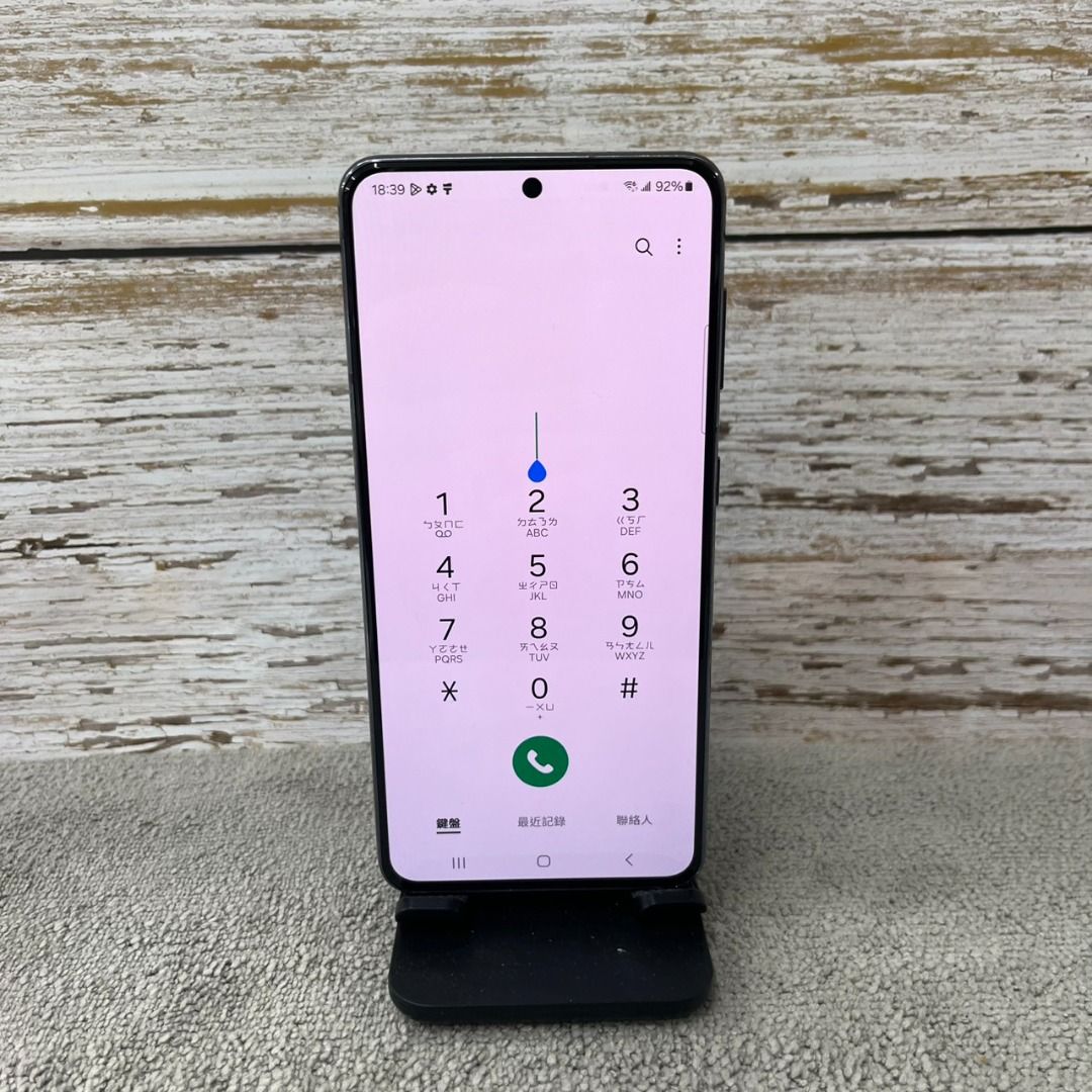 由 sarah6209 (刊登 ID 1381244757，圖片 2) 提交，位於 新北市 (New Taipei) 的 【輕微烙印】SAMSUNG Galaxy S21 5G 256G 黑色 6.2吋 三星 交通方便 實體門市 A1533 (類別：Samsung 三星)，說明：🔺《狀況:輕微烙印/背蓋邊框使用痕跡》 🔺版本：14 🔺保固：自買家取件成功後始計算保固7天非人損維修服務，若有原廠保固即依原廠為準。 詢問請洽聊聊 或直接來電📞090-2109-328 🕛週一至週日14:00-22:00 🏬台北市大安區龍泉街84號 。