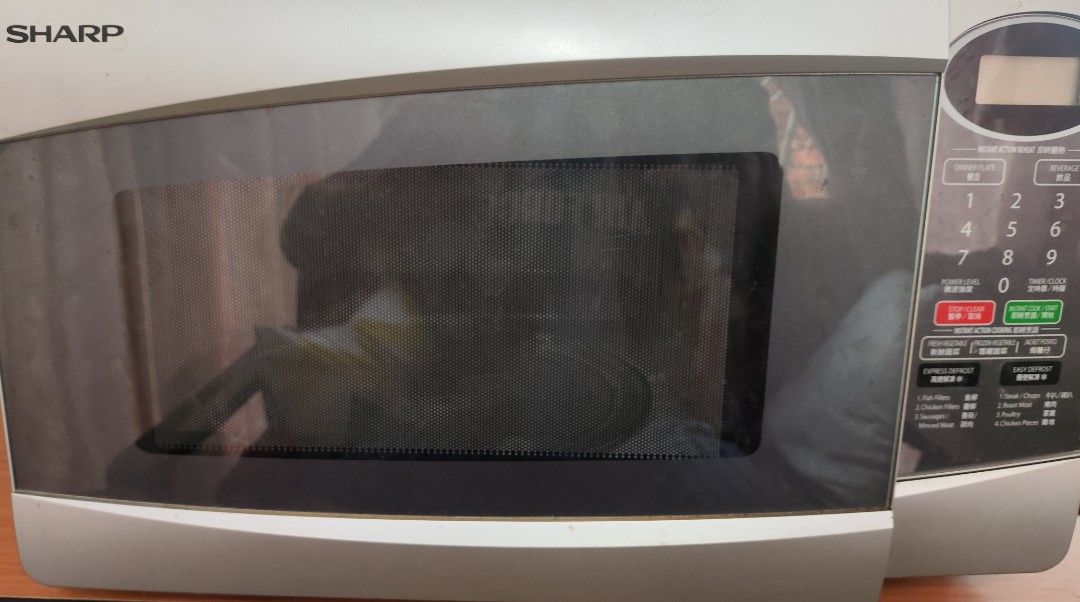 Sharp Microwave (Category: Ovens & Toasters) located in Singapore. Submitted by schweepers (Listing ID 1381125151, Image 3). Description: Barely used. Super new.
