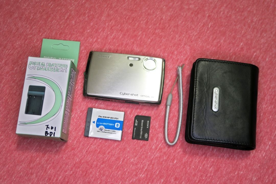 由 richard_jier (刊登 ID 1381269448，圖片 1) 提交，位於 台北市 (Taipei) 的 SONY Cyber-shot DSC-T33 CCD 感光元件 數位相機 (類別：相機)，說明：SONY Cyber-shot DSC-T33 CCD 感光元件 數位相機 細節影片↓↓↓ https://youtu.be/lP-NGHBDN-A 很新、功能正常、蔡司鏡頭 附記憶卡、讀卡機、電池、充電器、手腕帶、皮套 *照片、影片皆為直出縮圖、直出剪輯，僅呈現本人與本機拍攝出來的樣貌，不代表別台同型有一樣的成像。 *這是我在用的二手機，收到後請三天內檢查好，只有故障且經我檢查確定有問題才能退喔。 *二手老相機要以全新品標準檢視者請繞道去momo、PChome。 *配件都是消耗品，我會盡量附健康或新的，這都不在故障範圍內。 *未使用時皆存放於防潮櫃。。