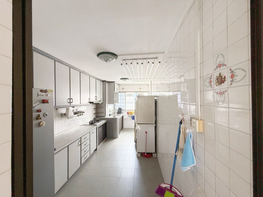 Spacious corner 4 room flat in Bukit Batok for rent - 65024463225679305474114