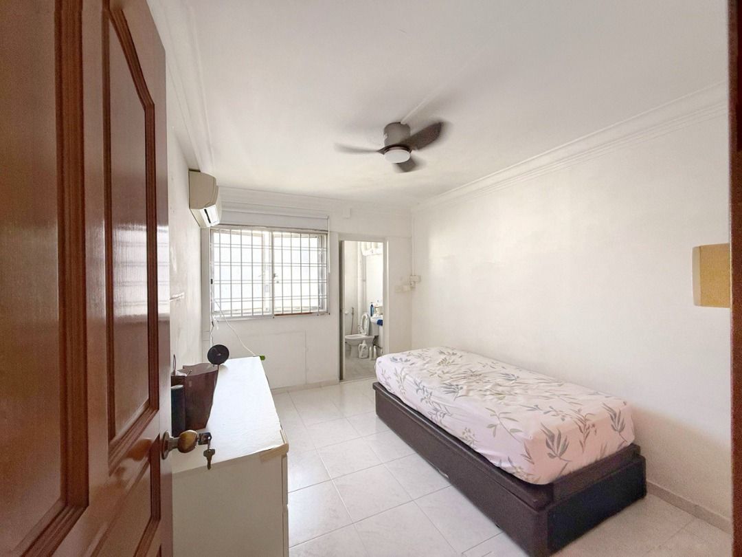 Spacious corner 4 room flat in Bukit Batok for rent - 65024463225679305474112