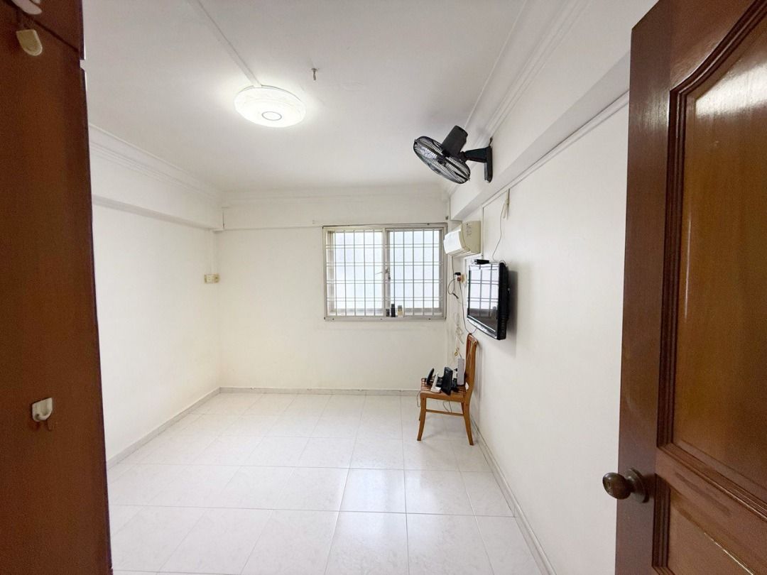 Spacious corner 4 room flat in Bukit Batok for rent - 65024463225679305474111