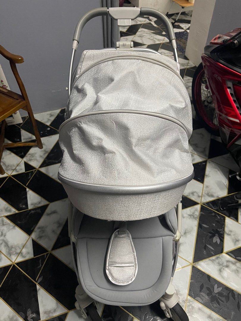 Stroller Baby (Pick Up Only) (Category: Strollers) located in Johor Bahru. Submitted by nrainfzl (Listing ID 1381124562, Image 2). Description: ❗️ PICK UP SAHAJA 📍 AREA JOHOR BAHRU Stroller well used. Ada defect sikit, tak ada tempat sandar kaki (Boleh refer gambar terakhir) Bahagian lain tiada masalah..