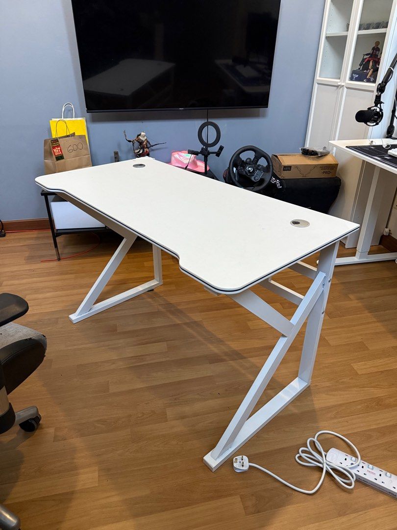 Study Table (Category: Tables & Sets) located in Kuala Lumpur. Submitted by sblqs (Listing ID 1381211733, Image 2). Description: 120cm x 60cm x 75cm Arrange own pickup/lalamove at Putra Avenue, Putra Heights.