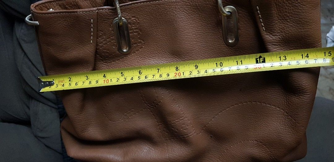 Tan-brown Hazzys hand-tote bag (Category: Tote Bags) located in Quezon City. Submitted by practibagsplusmnl (Listing ID 1381193917, Image 3). Description: Tan-brown Hazzys hand-tote bag, thick, but smooth, soft leather; structured bag..