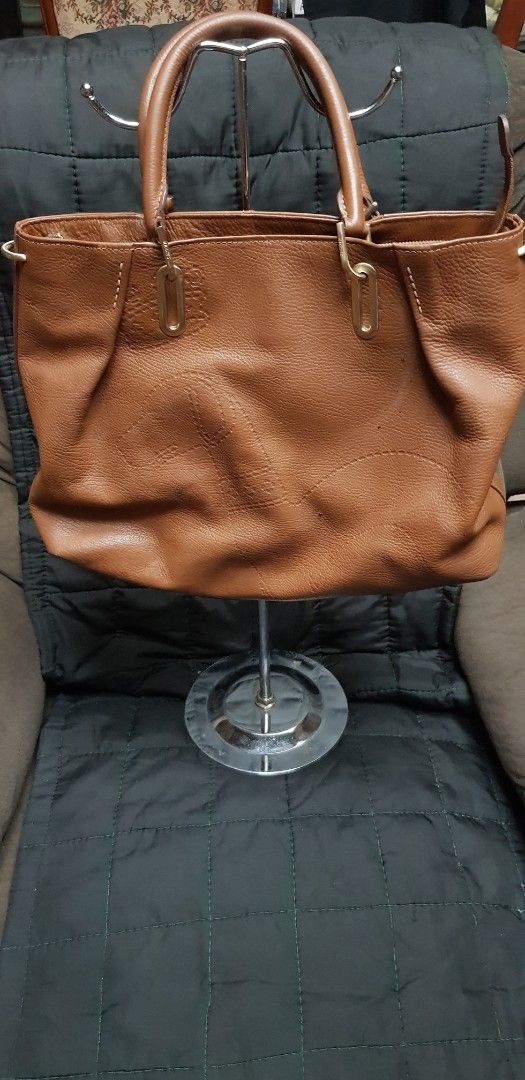 Tan-brown Hazzys hand-tote bag (Category: Tote Bags) located in Quezon City. Submitted by practibagsplusmnl (Listing ID 1381193917, Image 2). Description: Tan-brown Hazzys hand-tote bag, thick, but smooth, soft leather; structured bag..