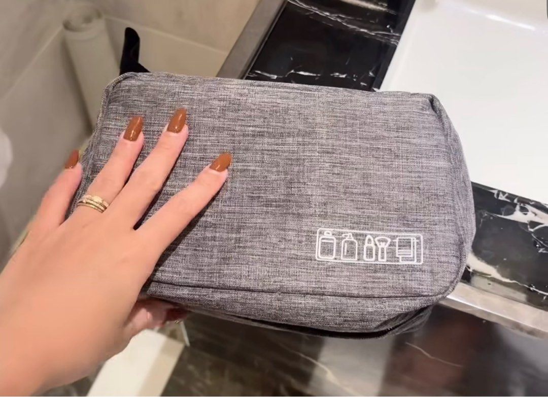 Toiletries bag (Category: Purses & Pouches) located in Singapore. Submitted by milotehpeng (Listing ID 1381162532, Image 1). Description: .