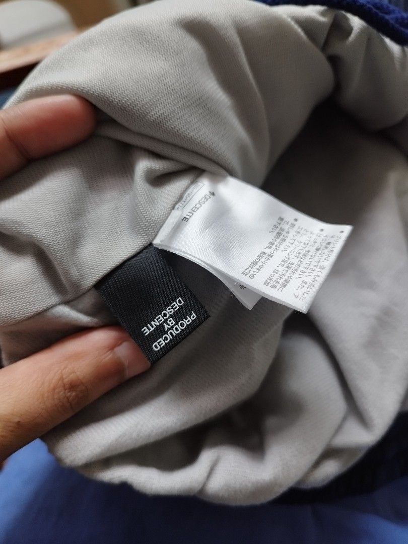 UMBRO X DECENTE (Category: Joggers) located in Caloocan City. Submitted by jbuna104894856 (Listing ID 1381180315, Image 3). Description: have 1 issue - UMBRO letter O is damaged good condition still 9.5 COMFORTABLE LIGHT WEIGHT.