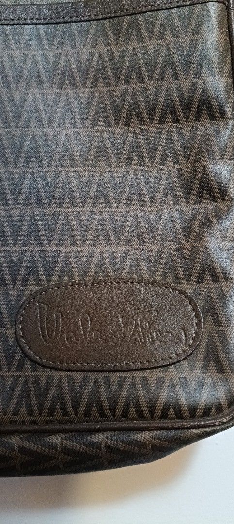 Valentino (Category: Luxury Bags & Wallets) located in Manila. Submitted by egayfinds420 (Listing ID 1381229010, Image 3). Description: MARIO VALENTINO LEATHER 💖😍🔥 EXCELLENT CONDITION 9/10 Minimal issue check lang pic 1000.