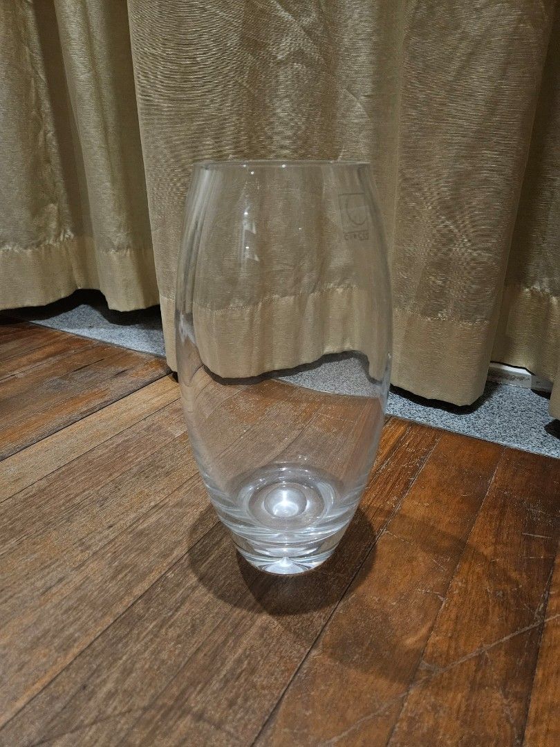 Vase. Glass.