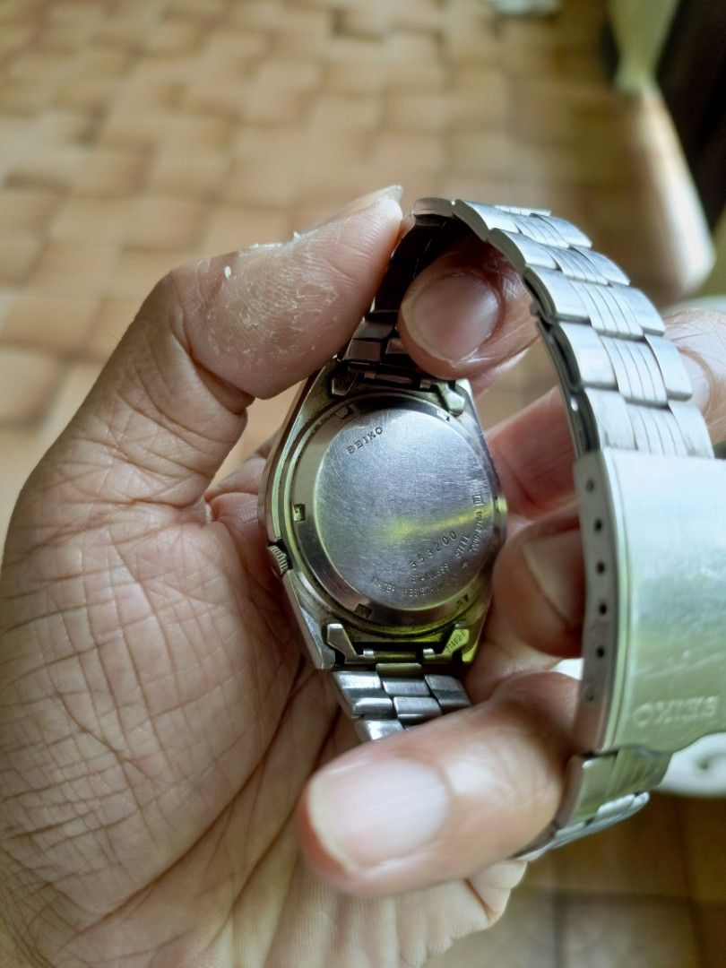Vintage seiko 5 automatic watch (Category: Men's Watches) located in Paranaque City. Submitted by timeforus (Listing ID 1381106482, Image 3). Description: good working condition. issue is scratched glass. kayo na magpalit or buff.