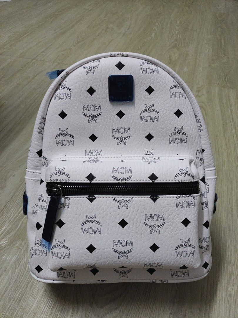 backpack medium size (Category: Backpacks) located in Kuala Lumpur. Submitted by justlike520 (Listing ID 1381243062, Image 1). Description: White with black logo size 27 x 30 x 14 cm Interested please PM.