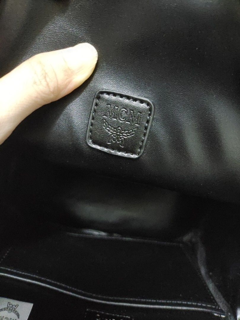 backpack medium size (Category: Backpacks) located in Kuala Lumpur. Submitted by justlike520 (Listing ID 1381243062, Image 3). Description: White with black logo size 27 x 30 x 14 cm Interested please PM.