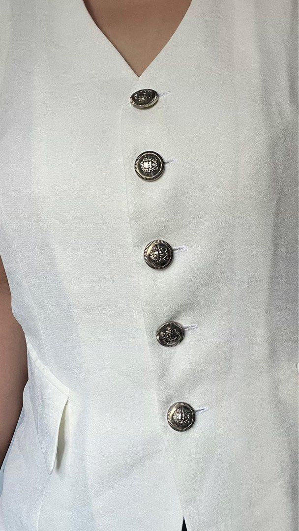 White Vest (Category: Sleeveless) located in Paranaque City. Submitted by psyduuck (Listing ID 1381269416, Image 2). Description: .