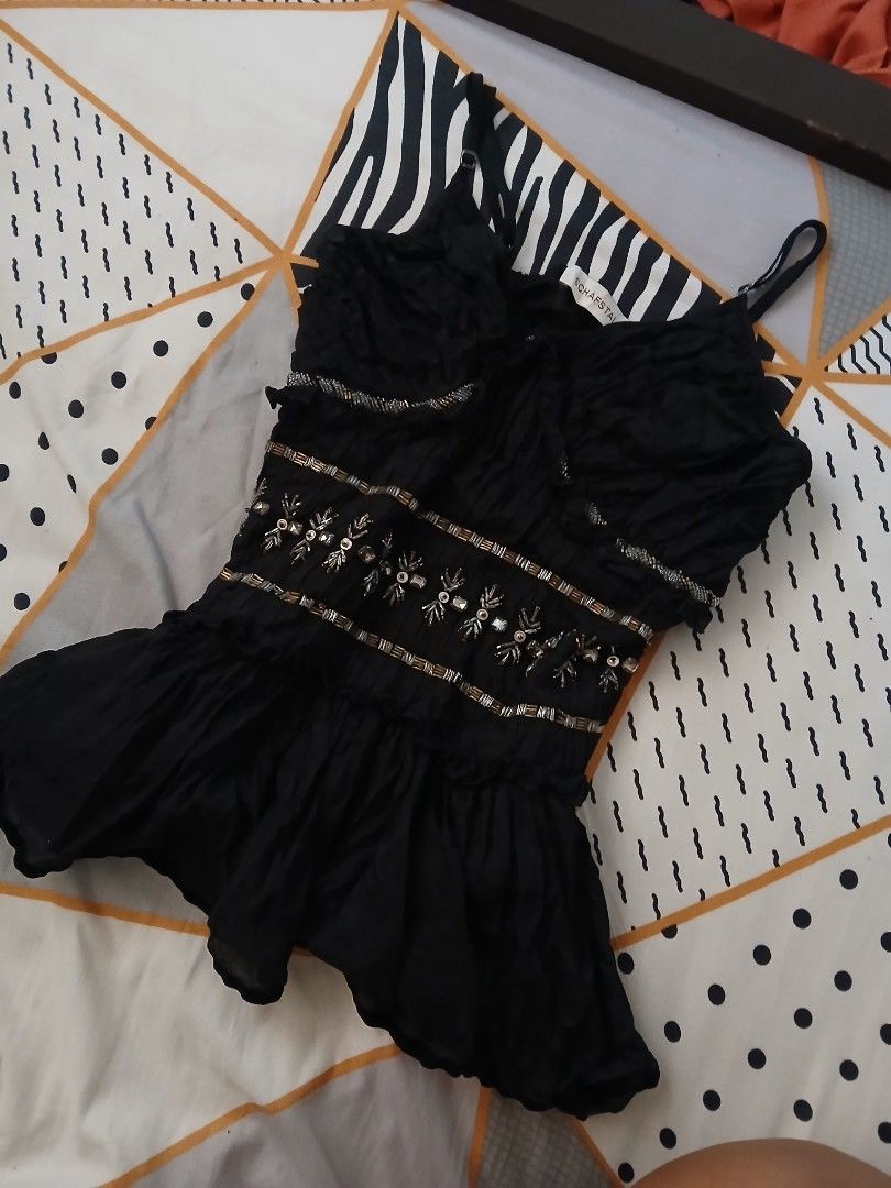 vintage sleeveless black top (Category: Sleeveless) located in Bulacan. Submitted by fadeea412 (Listing ID 1381261852, Image 1). Description: .