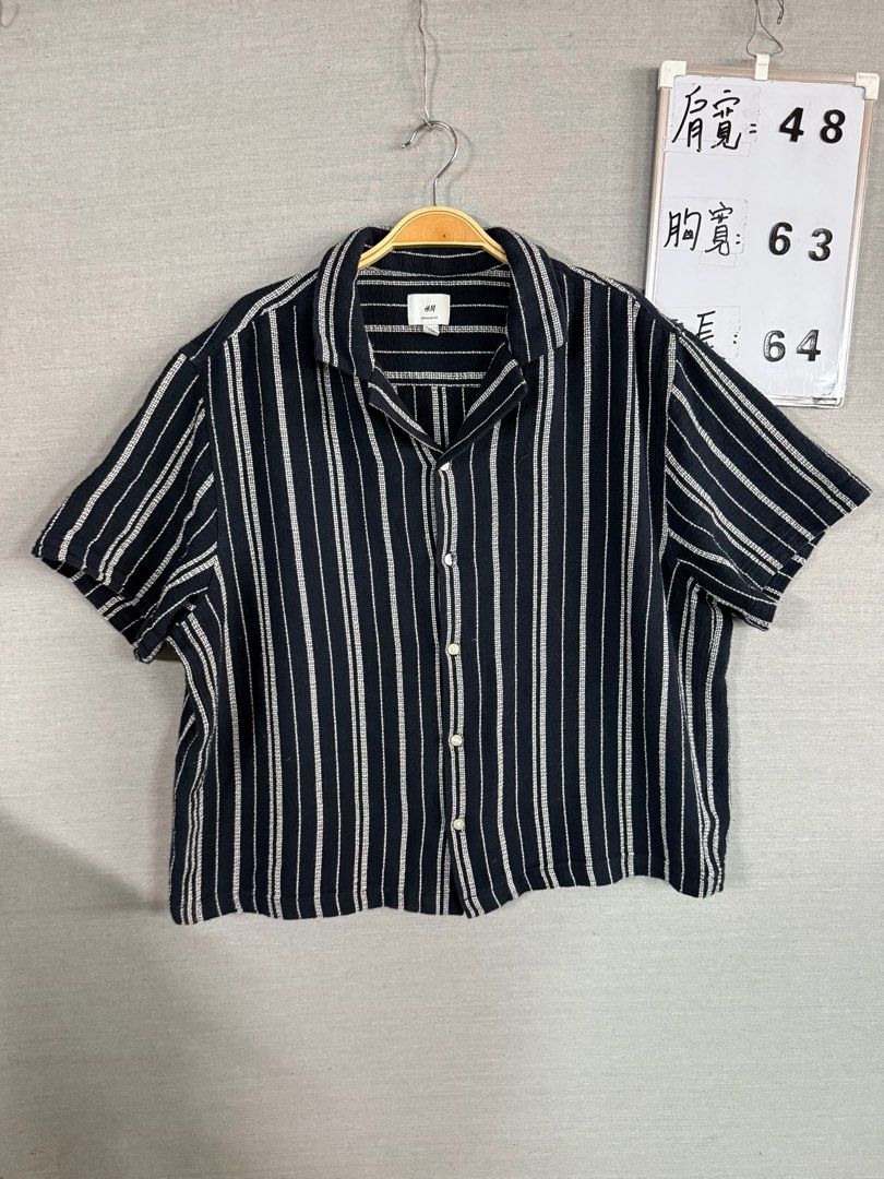由 2shou_1 (刊登 ID 1381209683，圖片 2) 提交，位於 台北市 (Taipei) 的 H&M shirt 寬短版 條紋襯衫 古巴領襯衫 休閒襯衫 (類別：襯衫)，說明：* 沒有實穿照*沒有實穿照* 肩寬/胸寬/衣長 手工測量會有些微落差 *若商品為卡其色、棕色，因為此色手機拍出來的成色，都會跟實體顏色有色差（我的狗拍出來顏色也不一樣），介意者勿買此色商品。 二手商品會有使用痕跡，小破損/污漬及毛球都是正常現象，購買前請三思，高標請繞道。 有問題歡迎私訊我，謝謝🙏🏻 二手商品售出不退。 每台裝置的亮度調整不一樣，商品拍攝也會因光線難免有色差，一切以實品為主，謝謝😌。