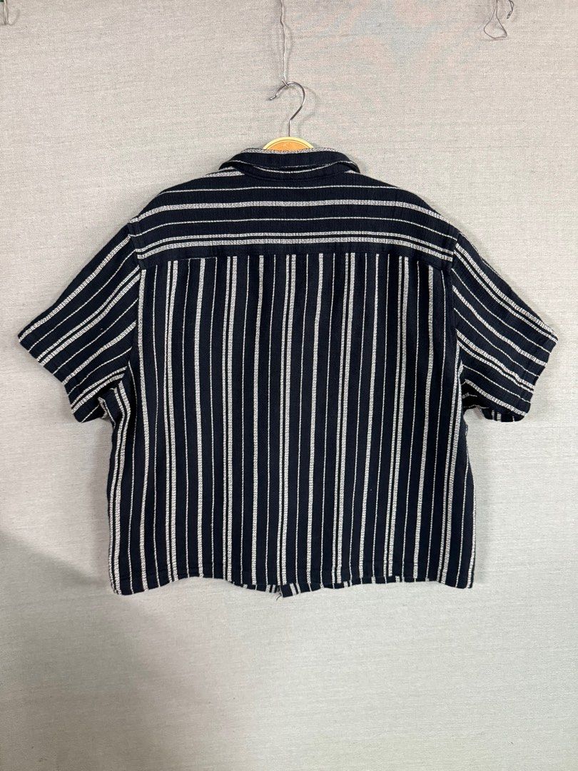 由 2shou_1 (刊登 ID 1381209683，圖片 3) 提交，位於 台北市 (Taipei) 的 H&M shirt 寬短版 條紋襯衫 古巴領襯衫 休閒襯衫 (類別：襯衫)，說明：* 沒有實穿照*沒有實穿照* 肩寬/胸寬/衣長 手工測量會有些微落差 *若商品為卡其色、棕色，因為此色手機拍出來的成色，都會跟實體顏色有色差（我的狗拍出來顏色也不一樣），介意者勿買此色商品。 二手商品會有使用痕跡，小破損/污漬及毛球都是正常現象，購買前請三思，高標請繞道。 有問題歡迎私訊我，謝謝🙏🏻 二手商品售出不退。 每台裝置的亮度調整不一樣，商品拍攝也會因光線難免有色差，一切以實品為主，謝謝😌。