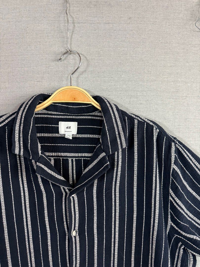 由 2shou_1 (刊登 ID 1381209683，圖片 1) 提交，位於 台北市 (Taipei) 的 H&M shirt 寬短版 條紋襯衫 古巴領襯衫 休閒襯衫 (類別：襯衫)，說明：* 沒有實穿照*沒有實穿照* 肩寬/胸寬/衣長 手工測量會有些微落差 *若商品為卡其色、棕色，因為此色手機拍出來的成色，都會跟實體顏色有色差（我的狗拍出來顏色也不一樣），介意者勿買此色商品。 二手商品會有使用痕跡，小破損/污漬及毛球都是正常現象，購買前請三思，高標請繞道。 有問題歡迎私訊我，謝謝🙏🏻 二手商品售出不退。 每台裝置的亮度調整不一樣，商品拍攝也會因光線難免有色差，一切以實品為主，謝謝😌。