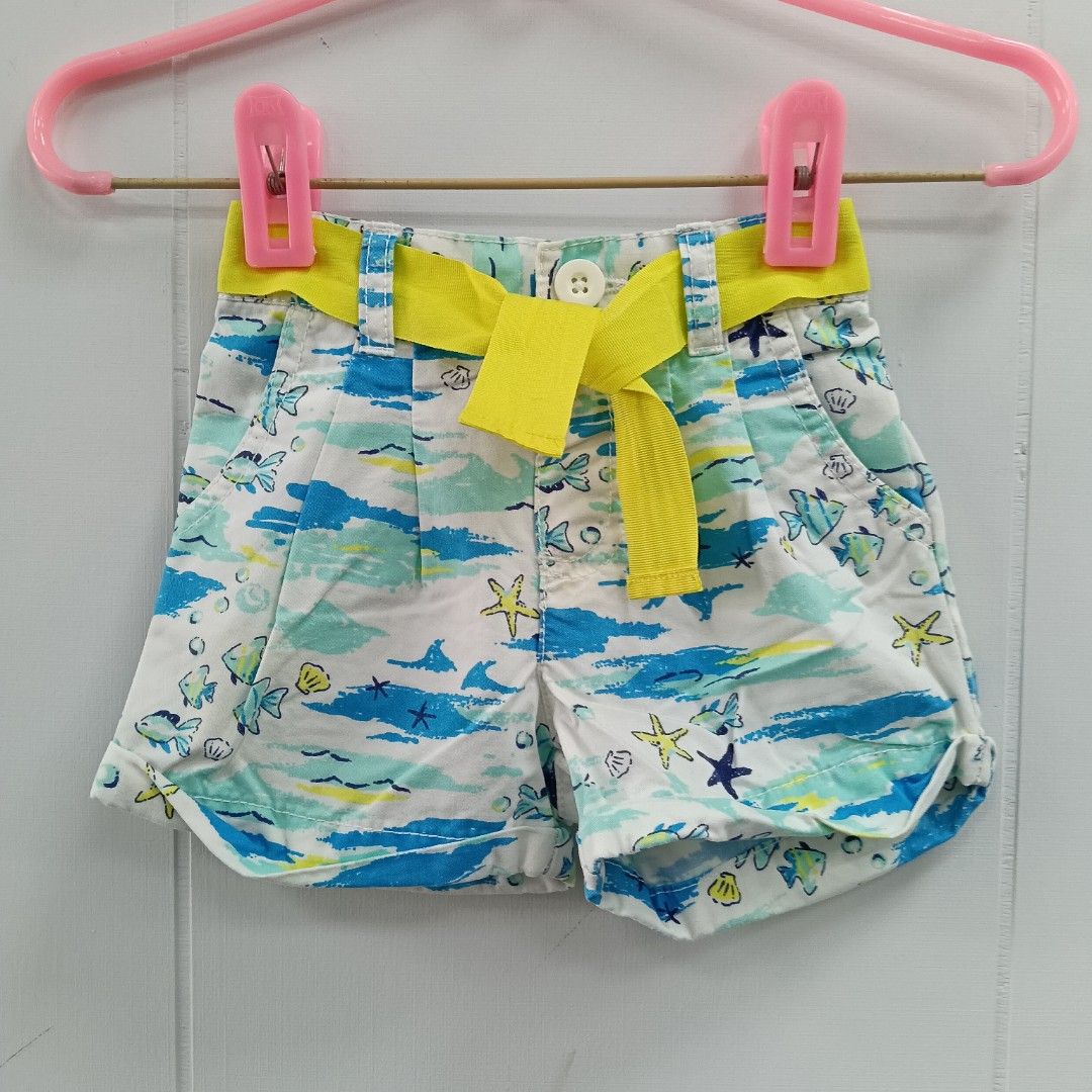 由 lala318 (刊登 ID 1381325609，圖片 1) 提交，位於 台中市 (Taichung) 的 「2手童裝」Carter's短褲 (類別：嬰兒及兒童流行時尚)，說明：❤️Carter's藍色花褲❤ ✏️無破損 ✏️有不明顯污漬<第4張照片> ✏️褲子標示：2T ✏️全長：22cm ✏️腰圍：22cm<伸縮>。
