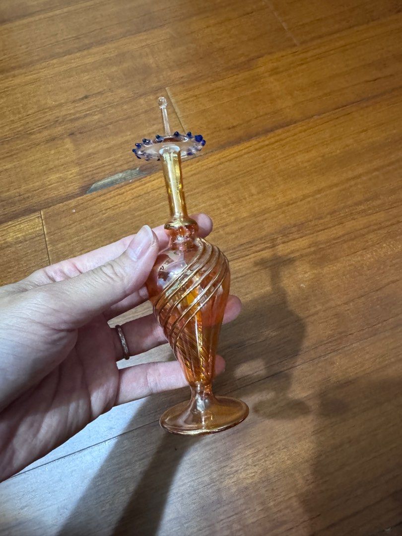 由 94134134 (刊登 ID 1381316521，圖片 2) 提交，位於 台北市 (Taipei) 的 埃及🇪🇬高質感香精瓶 (類別：個人消毒用品)，說明：埃及🇪🇬高質感香精空瓶，非常漂亮、有質感，市價一個600-1000不等，現在三瓶一起帶優惠1000元 。