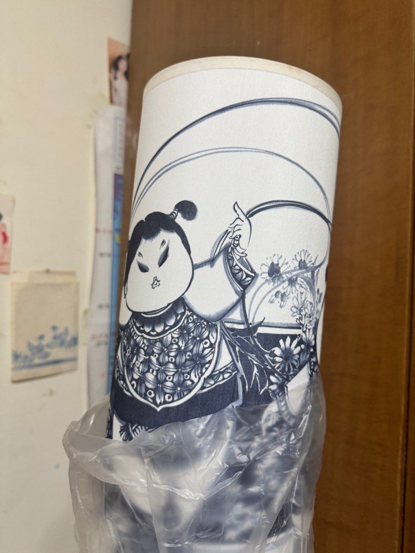 由 cyjeppo4410 (刊登 ID 1381388337，圖片 3) 提交，位於 新北市 (New Taipei) 的 青花桌燈 (類別：其他居家裝飾)，說明：雅芳的滿額禮吧？ 很久以前的東西了（下次圖二有點泛黃 有興趣可以考慮 畢竟還是燈。
