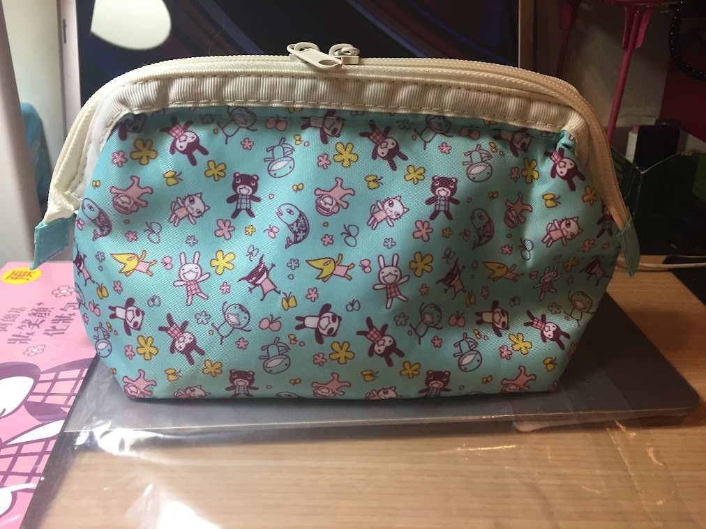 由 mydressingroom_ (刊登 ID 1381287444，圖片 3) 提交，位於 桃園市 (Taoyuan) 的 轉賣 阿朗基 大容量 妝笑顏化妝包 收納包 (類別：化妝品)，說明：二手有使用痕跡便宜賣，高標者請三思喔 尺寸：約(長)18cm X (寬)9.5cm X (高)12cm。