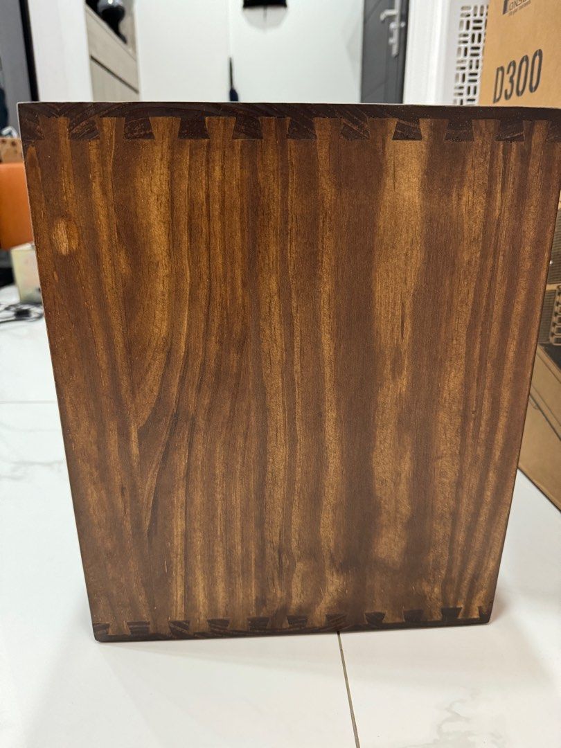 由 retro_____gamer (刊登 ID 1381417286，圖片 3) 提交，位於 台北市 (Taipei) 的 全新實木胡桃木色 格子櫃 收納櫃 落地書櫃 矮櫃儲物 (類別：書櫃、櫃子)，說明：售 全新實木胡桃木色 格子櫃 收納櫃 落地書櫃 矮櫃儲物 實木材質 非常重 寬45高36深30 價格 2490 台北面交or匯款後順豐寄送運費205。