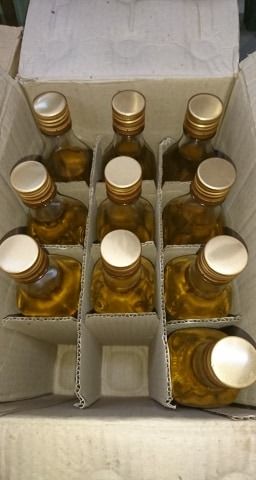 由 bsss0935 (刊登 ID 1381360072，圖片 2) 提交，位於 台北市 (Taipei) 的 陳年台灣檜木老油 稀少釋出 聞過絕對再三購買 防小黑蚊.蚊子可使用陳年紅檜精油 養天珠 手珠貔貅 薰香 蒸香擴香 安神品 (類別：居家香薰)，說明：陳年台灣檜木老油 稀少釋出 聞過絕對再三購買 防小黑蚊.蚊子可使用陳年紅檜精油內有朋友使用評價 薰香 蒸香擴香 安神品香 圖片中為500ML整瓶的圖片 10ML都是發送滾珠瓶 謝謝 陳年老紅檜精油10ML=230 為滾珠瓶裝有圖可見 50ML=1000元請聊聊與我聯繫開啟數量讓您下單 歡迎現場品香專線:0935-128-708。