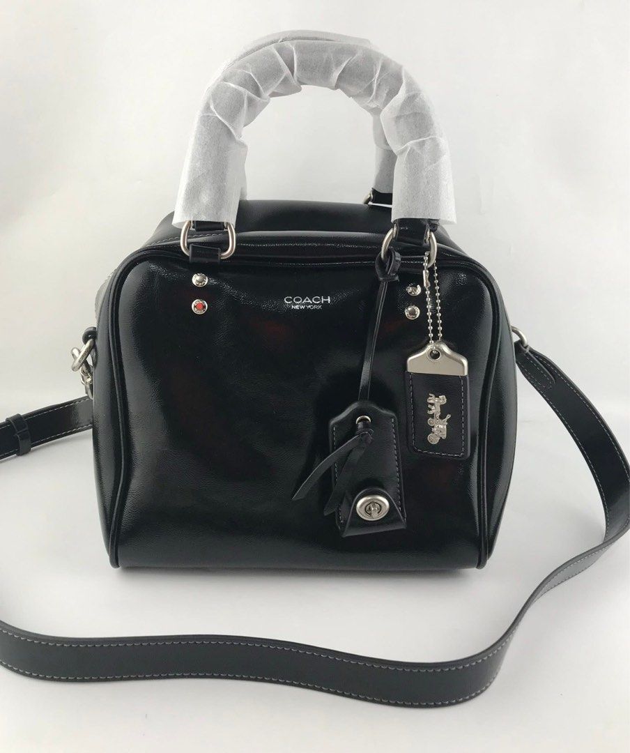 🍀 CCH Rogue Cube (Category: Luxury Bags & Wallets) located in Manila. Submitted by vera.prudence (Listing ID 1381414035, Image 3). Description: 🍀 CCH Rogue Cube 20cm (L) x 17.5cm (H) x 17.5cm (W) P2,300 Actual Photo Plus SF.