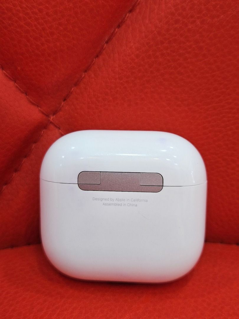 由 elba_digital (刊登 ID 1381348364，圖片 3) 提交，位於 高雄市 (Kaohsiung) 的 【艾爾巴二手】AirPods 4 (A3055 A3056 A3059) 主動式降噪版#二手藍芽耳機#桃園店2TQQD (類別：耳機)，說明：Airpods 4 主動降躁版 A3055/A3056/A3059 藍芽連接/功能按鍵皆正常 外觀正常使用痕跡，充電盒有些微髒污和刮傷，其餘如圖所示。 ▻ 請 務 必 、務 必 、務 必 、詳 閱 內 文 後 再 下 單 💠有含配件 : 原廠盒裝 耳機S/N序號後五碼：********** 2TQQD 歡迎門市取貨"免運費"~現貨在✨桃園✨ 也可調至全台各分店 ※商品線上與門市同步銷售中,下單前可詢問庫存 🉑新舊機可貼換 艾爾巴數位通訊 桃園店 桃園市桃園區春日路317號 0979-420087 營業時間: 中午11:00-晚上8:30 LINE:@439wstyt 14天內商品有問題可全額退款 本賣場中古機皆有來源合法