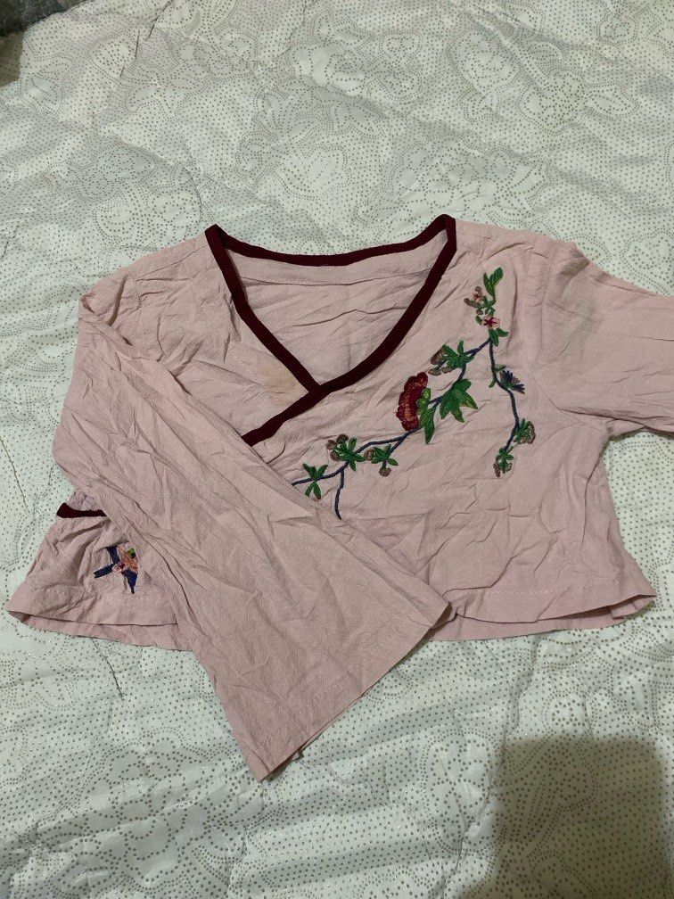 Atasan crop outer (Kategori: 1 hingga 3 tahun) berada di Bekasi. Dikirim oleh frisilfashionn (ID iklan 1381451390, Gambar 1). Deskripsi: Sz 5-6 thn.