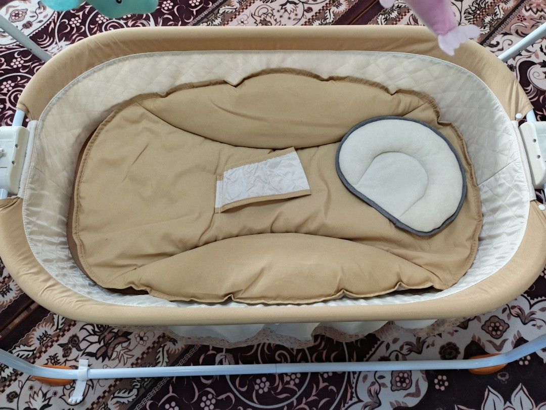 Baby Cot (Category: Cots & Cribs) located in Kuala Lumpur. Submitted by superdayto85673 (Listing ID 1381386516, Image 2). Description: Condition Masih lagi cantik 8/10. Ada function auto swing dan music. location Batu Caves.