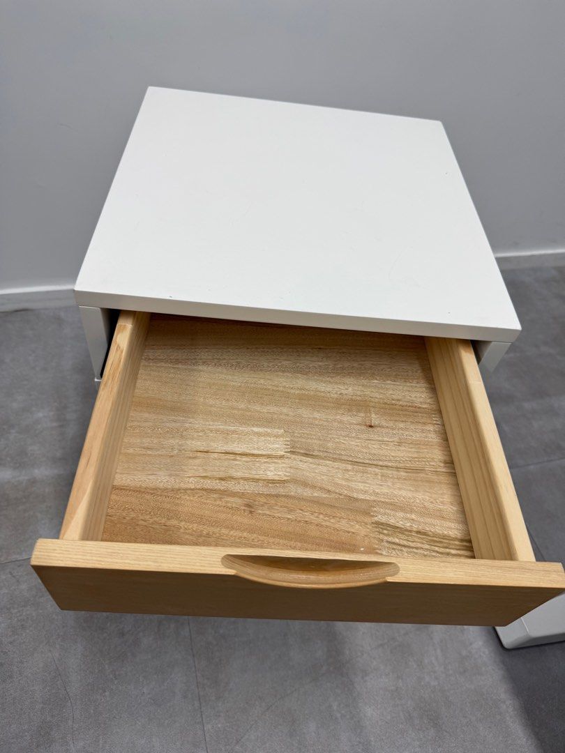 Bedside table （分類：桌子）位於 Hong Kong。 由 lamke 提交（商品編號 1381385475，圖片 2）。簡介： Dimensions approx WxDxH 40x40x55 Self pickup at King Yip Street, Kwun Tong only 。