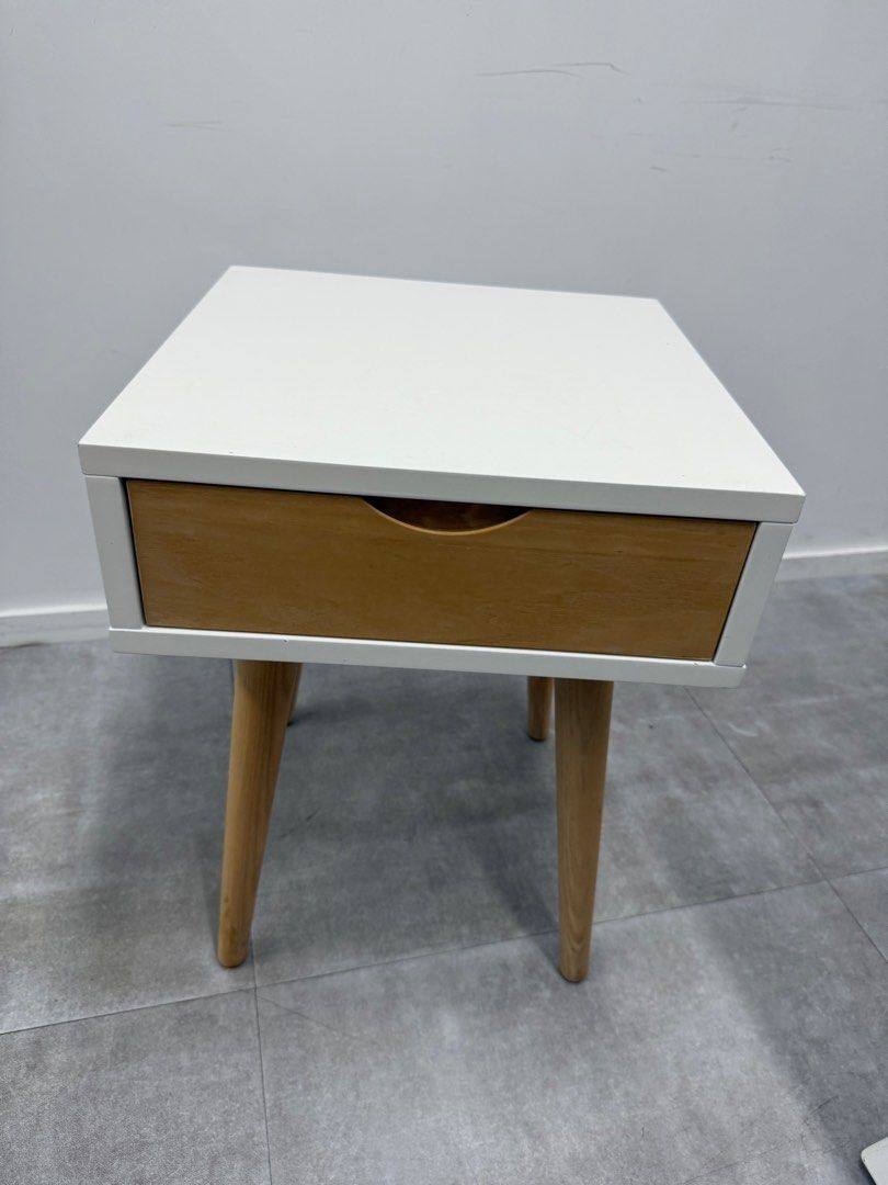 Bedside table （分類：桌子）位於 Hong Kong。 由 lamke 提交（商品編號 1381385475，圖片 1）。簡介： Dimensions approx WxDxH 40x40x55 Self pickup at King Yip Street, Kwun Tong only 。