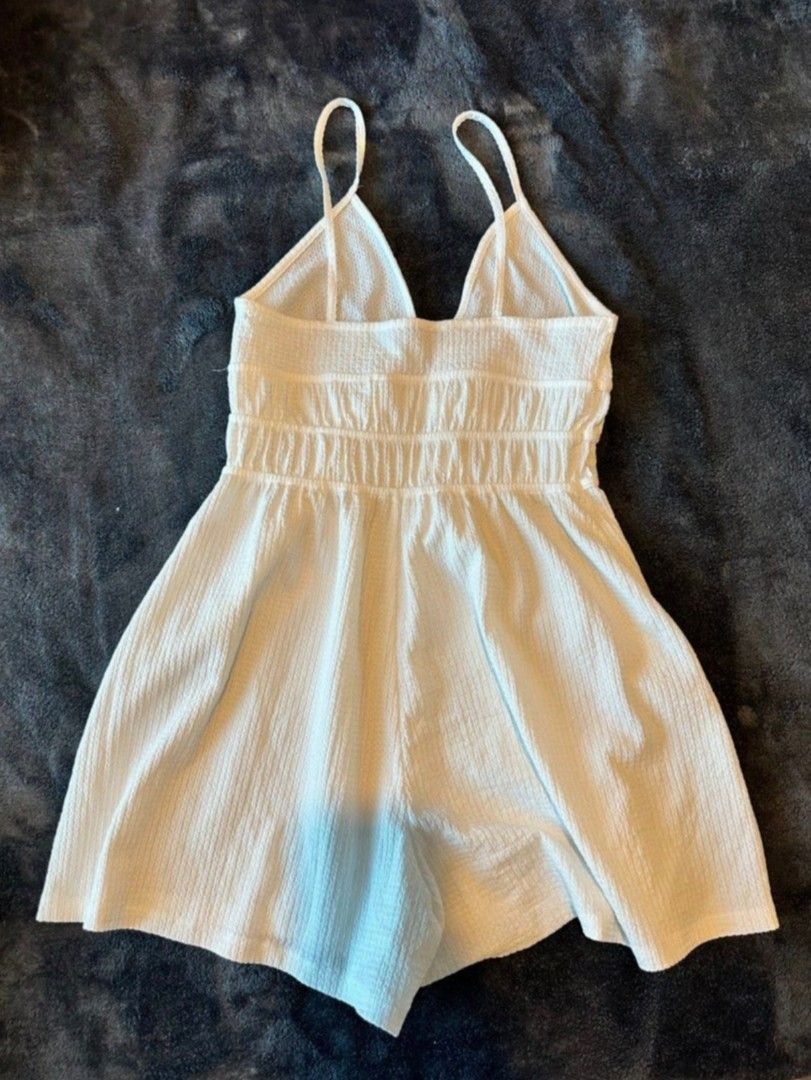 BERSHKA White Romper (Category: Rompers) located in Quezon City. Submitted by decluttrph_ (Listing ID 1381374290, Image 3). Description: - small to med - Good as new - wore once - Qc Area - Gcash MOP.