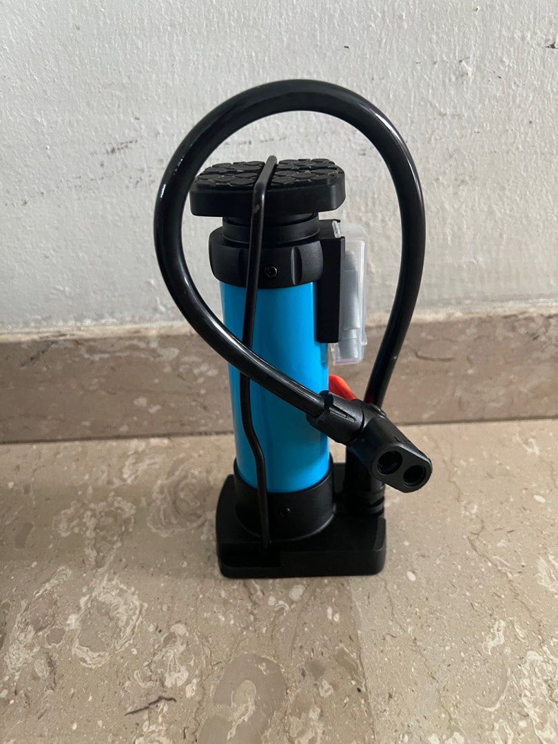Bicycle (Category: Bicycles) located in Singapore. Submitted by thrt1266 (Listing ID 213939185, Image 3). Description: Moving out sale Mountain bike with shimano gears Cushioned seat Seat pouch Freebies - helmet, air pump and lights.