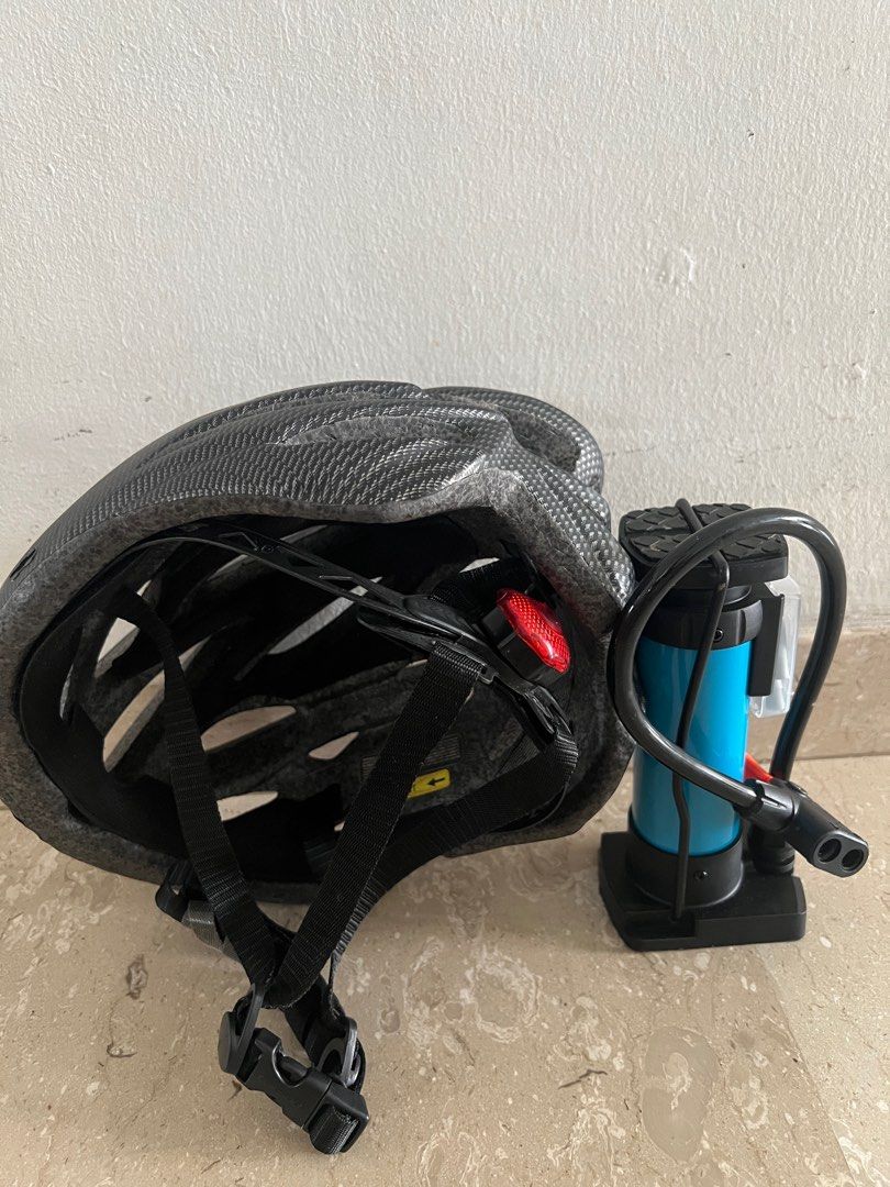 Bicycle (Category: Bicycles) located in Singapore. Submitted by thrt1266 (Listing ID 213939185, Image 5). Description: Moving out sale Mountain bike with shimano gears Cushioned seat Seat pouch Freebies - helmet, air pump and lights.