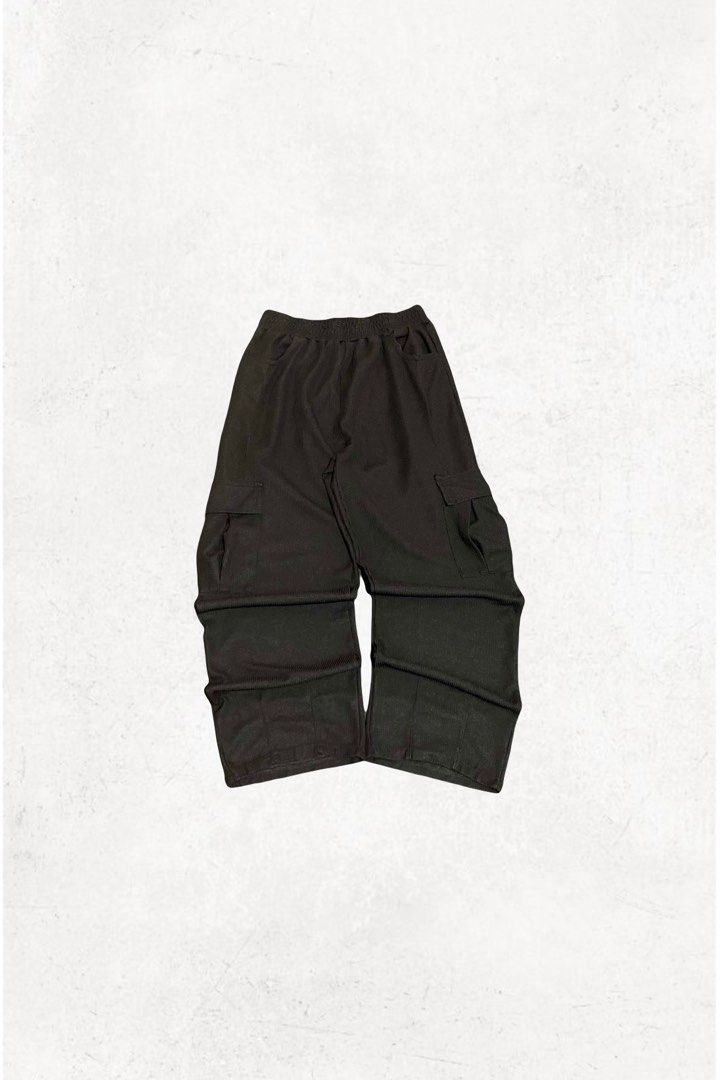Black Baggy Waffle Cargo pants 👖 (Category: Jeans) located in Santa Rosa. Submitted by mandeclutterzzz (Listing ID 1381369613, Image 1). Description: Black Baggy Waffle Cargo pants!! Length : 40.5 inches 📏 Leg opening : 9 inches📏 Waistline 26-42” inches📏 Drop your offers! 💸 Super nice condition!! Di ko na sinusuot masyado ever since i first got them so let me get it out my closet, buy nyo naaaa Dm for more inquiries 👀.