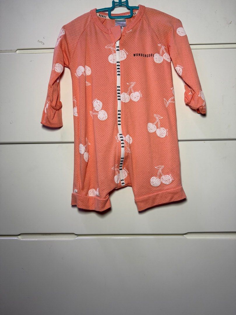 Bonds wondercool short leg s0 (Category: Babies & Kids Fashion) located in Kuala Selangor. Submitted by kiddizz (Listing ID 1381321430, Image 1). Description: ‼️PRELOVED‼️ 📌Size: 0 (6-12m) 📌Condition: vguc (cuma color kurang seri) ❌stain ❌koyak 💯SERIOUS BUYER ONLY 🚫No refund/return/urgent postage 🚫Fussy buyer not recommended 💰Payment directly to my acc 📦J&T RM7 (SM) / DFOD (SS).