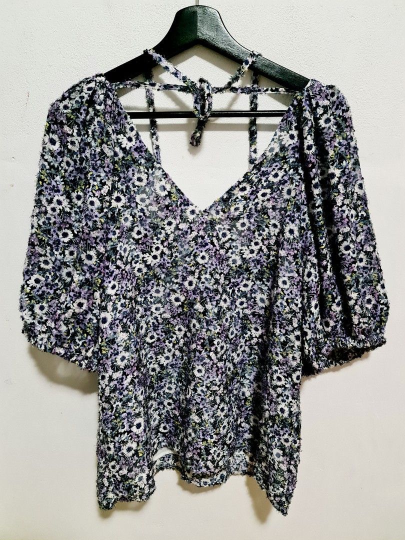 Brand New Decjuba V Neck Top(Size M) (Category: Women's Clothes) located in Sydney. Submitted by desirably (Listing ID 1381401286, Image 1). Description: Brand new Decjuba Genevieve V Neck Burnout Top(Size M) for $30(RRP $79.95). Brand new with tags. Pick up from Marrickville. Pls feel free to check out my other listings..