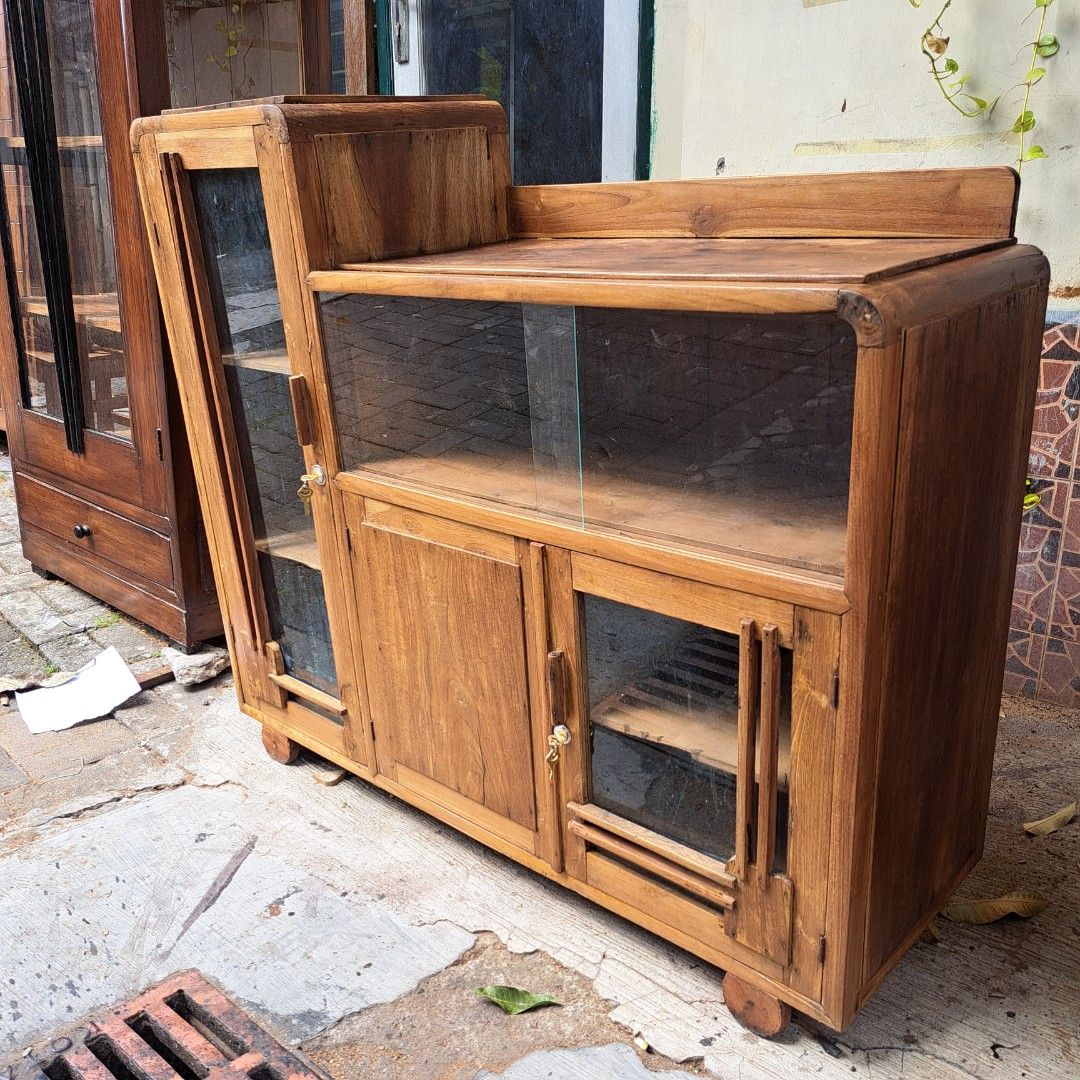 Buffet artdeco dimensi P120cm L40cm T110cm (Kategori: Furnitur Antik) berada di Yogyakarta. Dikirim oleh scnd_ok (ID iklan 1381411621, Gambar 1). Deskripsi: Buffet artdeco dimensi P120cm L40cm T110cm.