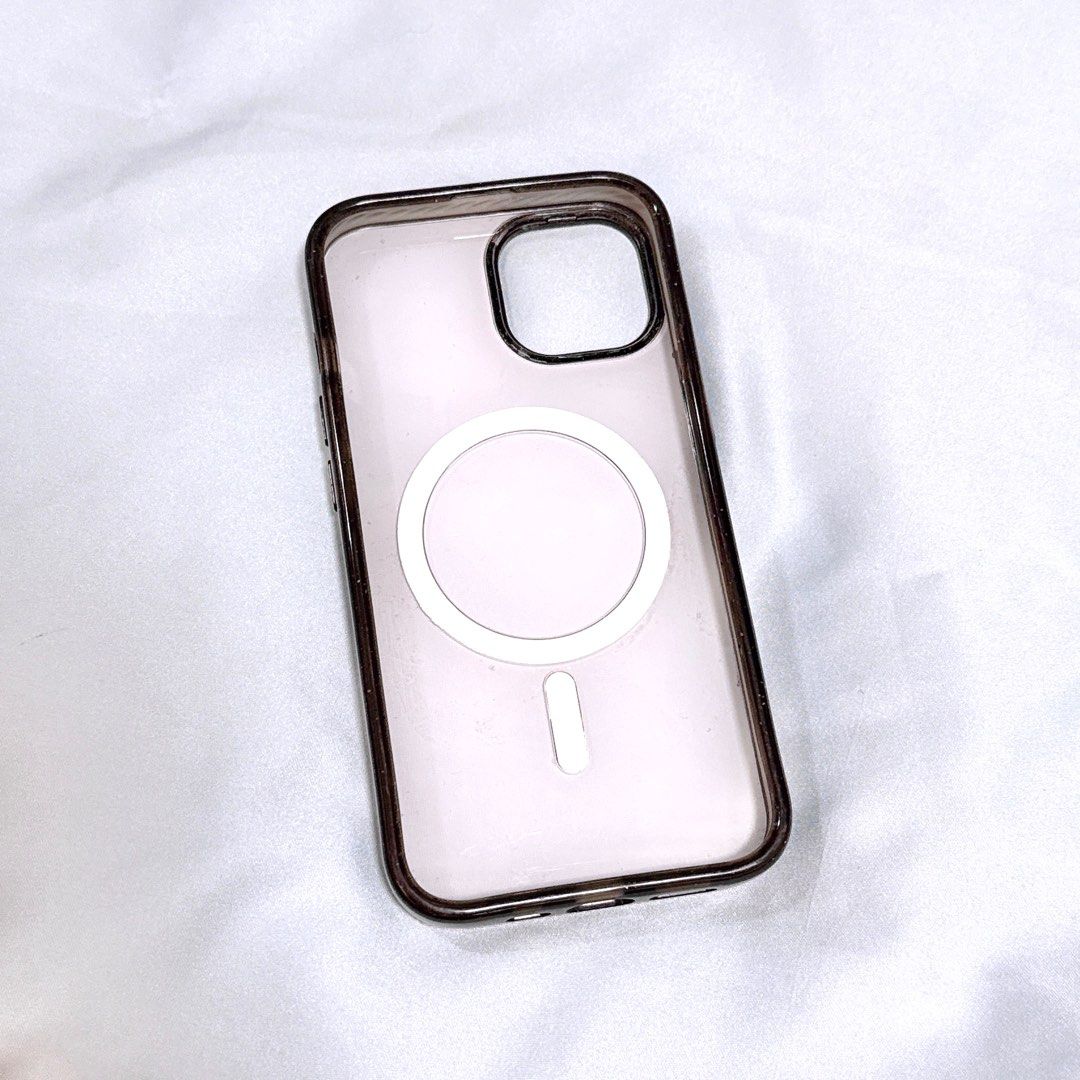 由 jackweiwei (刊登 ID 1381430436，圖片 2) 提交，位於 台中市 (Taichung) 的 CASETiFY 黑白球球手機殼 iPhone 13/14 (類別：手機套及手機殻)，說明：🐚iPhone 13/14 🐚幾處小小掉漆，不明顯。