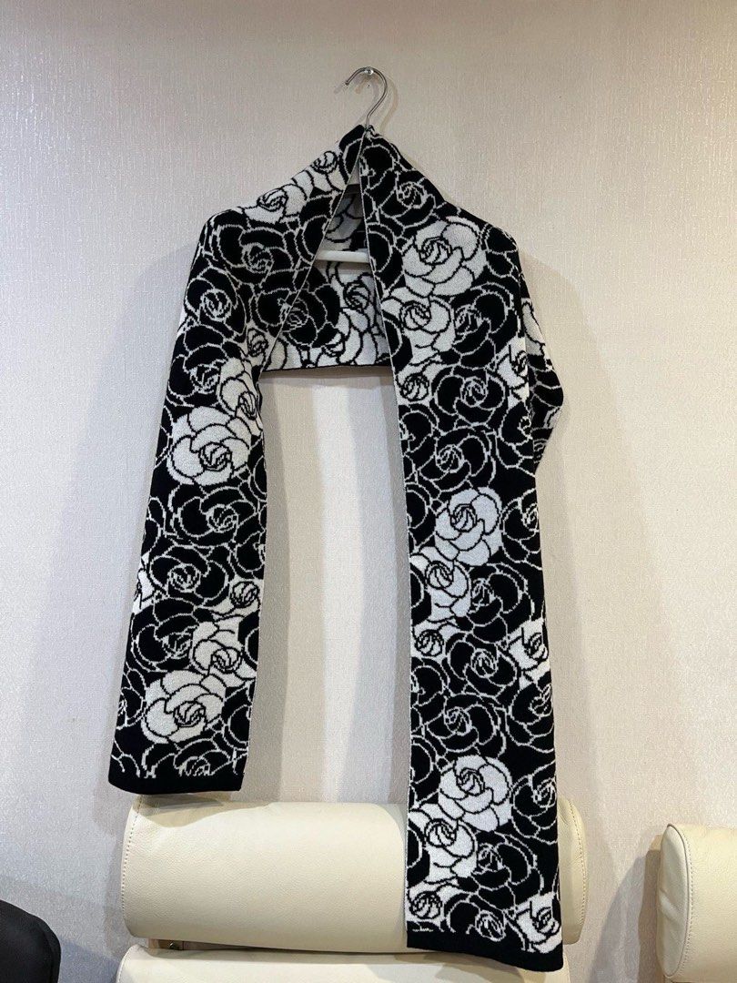 CHANEL 23k 山茶花雙面羊絨圍巾 99新 （分類：服裝）位於 Hong Kong。 由 little_bee_hk 提交（商品編號 1381429221，圖片 1）。簡介： CHANEL 23k 山茶花雙面羊絨圍巾 99新。