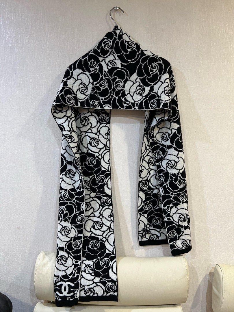 CHANEL 23k 山茶花雙面羊絨圍巾 99新 （分類：服裝）位於 Hong Kong。 由 little_bee_hk 提交（商品編號 1381429221，圖片 2）。簡介： CHANEL 23k 山茶花雙面羊絨圍巾 99新。