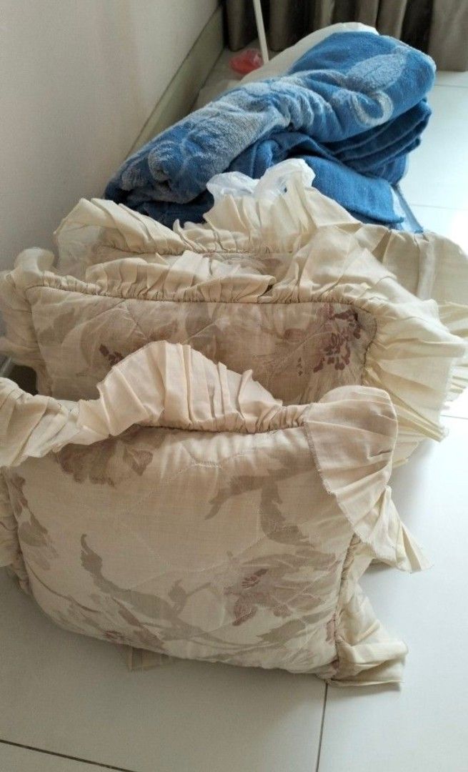 Cushions x3